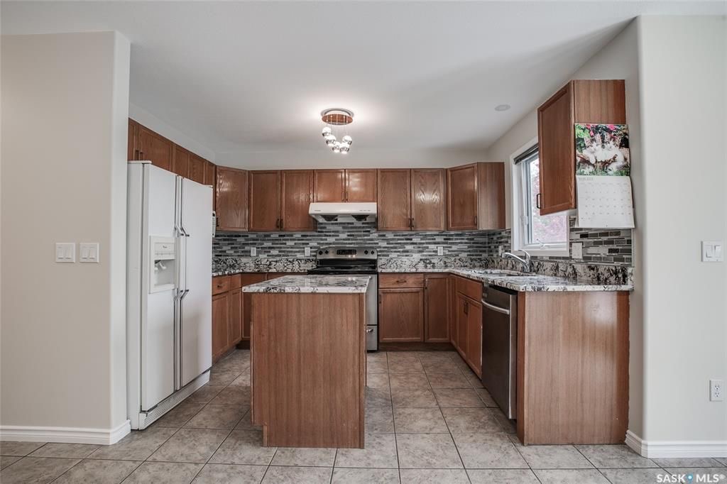 Briarwood小区核心安静路段1635尺两层独立屋出售，大地块私密后院。房屋近期大量更新保养佳。更新地毯，合成地板，厨房大理石台面，锅炉，热水器，烘干机，洗碗机。开价：$429000。有意请联系地产经纪Gary Gai 3063413677 微信：gary3677 网站： - 5