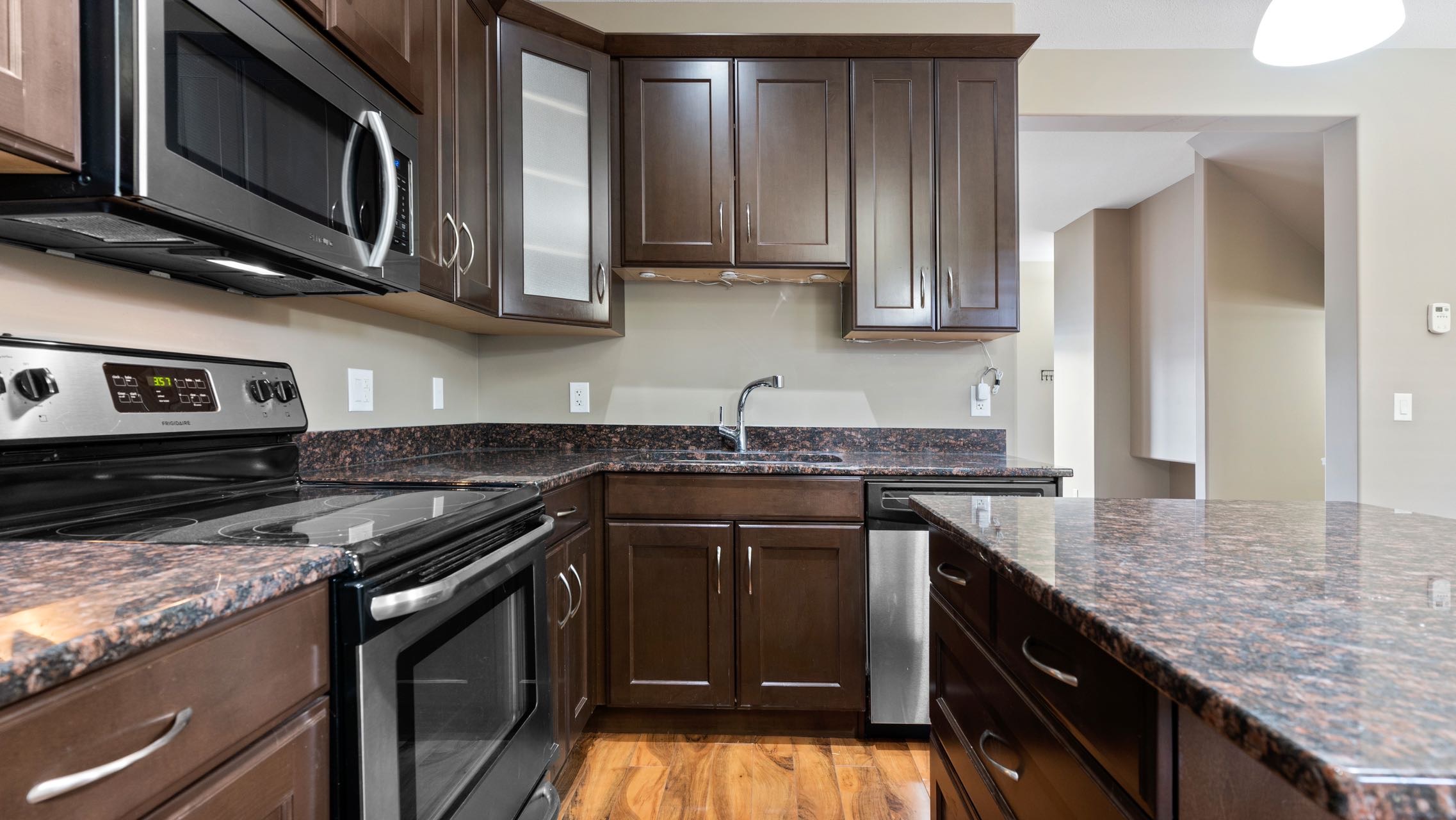 Willowgrove小区2012年建1315尺2房3卫联排别墅出售。房屋年代新，步行百米至两所小学和公园，近百年高中，近购物中心。一楼朝阳自然光充足，客厅宽敞明亮。9英尺挑高，高级复合板地板，全花岗岩台面，枫木橱柜，不锈钢厨房设备。二楼2个超大卧室均带独立洗手间和步入式衣柜。地 - 18