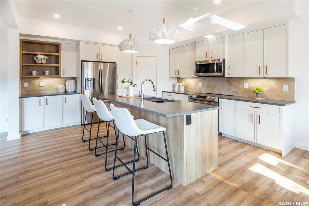 Aspen Ridge小区2021年建1880尺3室3卫双层独立屋出售。外观精美，全屋高品质装修。周边自然环境优美，步行可达湿地公园。三层楼全部挑高9英尺，一楼加大尺寸欧式窗户，高级复合地板，开放式厨房，石英石台面，高档橱柜，黑色背板，巨大的中岛和附加的储物空间。宽敞明亮的客厅设 - 6