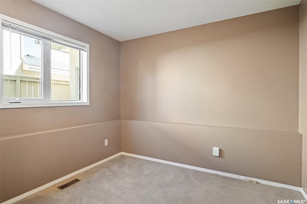 Erindale小区核心地段4房3卫1979尺独立屋出售。步行百米至两所小学Dr. John G. Egnatoff & Father Robinson), 两所高中 St Joseph & Centennial Collegiate, 购物及公园。房屋保养好，开放设计，采光通透 - 21