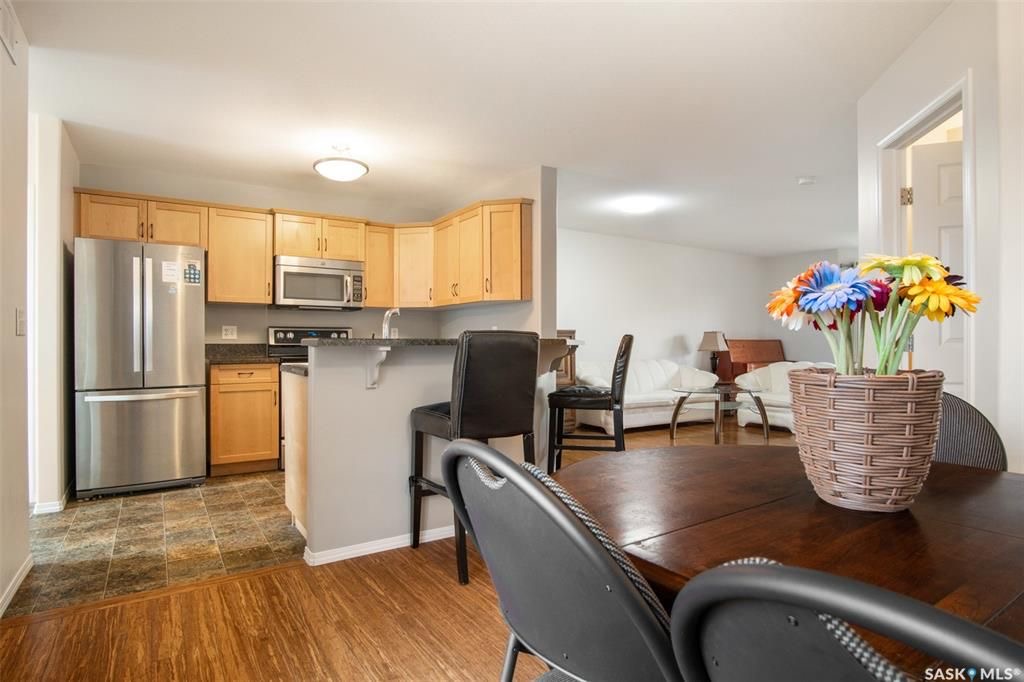 Willowgrove小学边3房4卫联排出售。步行至百年高中，公园超市购物，封闭小区1330尺，2007年建，保养如新。一楼大厅实木地板，枫木橱柜大厨房，2 楼两个大卧室各自带独立洗手间，地下室装修一房一厅一卫。另有一车库一车位。挂牌价格 $329900。详情联系Royal Le - 13