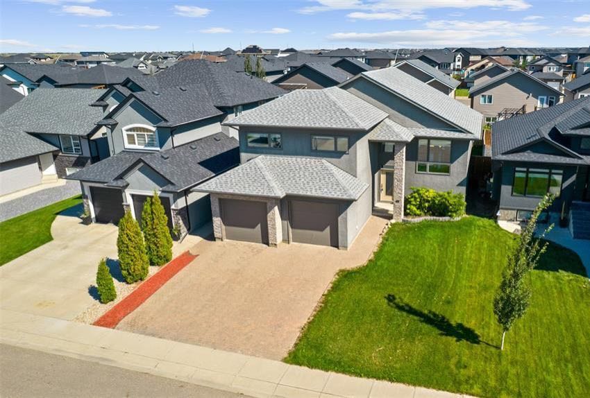 EVERGREEN小区2013年新建1415尺3房2卫独立屋出售。房屋位置佳，面对公园景色优美，处于安静街区，近学校购物周围生活设施齐全。高档装修，层高10尺，加高内门，一楼实木地板，三面壁炉。欧式厨房，瓷砖背板，花岗岩台面，还有充足储物空间。一楼还有两间卧室，一间洗手间。二楼主 - 4