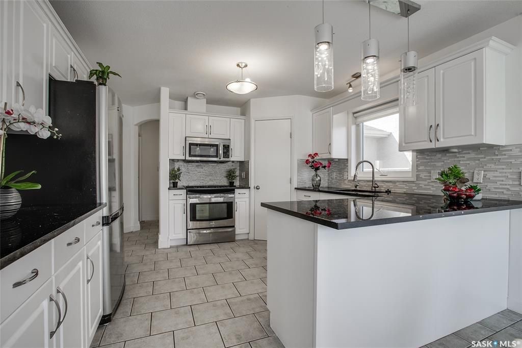 Willowgrove小区1891尺2007年建4房4卫外加多功能厅独立屋出售，位置便利步行至两所willowgrove小学，百年高中，购物公园。全新刷漆，新换部分地毯，热水器。实木地板，大理石台面。二楼有3房2卫外加多功能厅，地下室装修有一房一厅一卫。大院子连房子双车库。 - 7