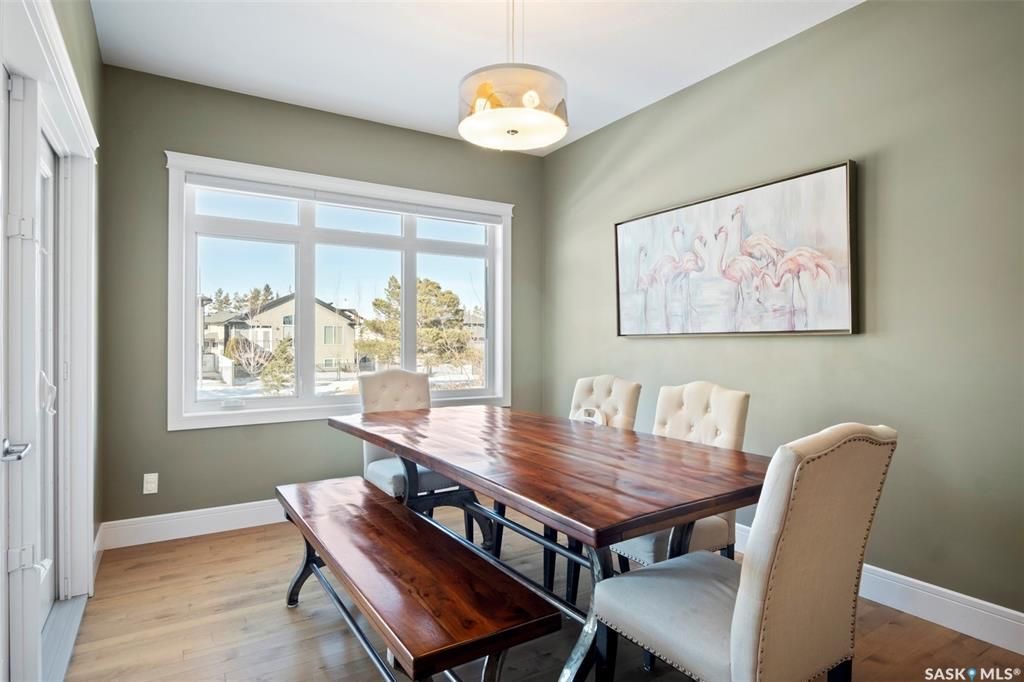 Evergreen小区背靠公园绿地安静私密1748尺大平层出售。5房3卫，高档装修。9尺层高，实木地板，天然气壁炉，大理石厨房台面。主卧洗手间干湿分离。超大空间地下室完全装修有两房一厅一卫。后院私密好风景。近小学，高中，公园，购物。挂牌价格 $769900。详情联系地产经纪Gar - 7