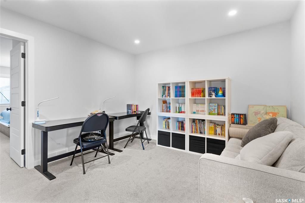 Evergreen小区2021年建1535尺3房3卫边户联排出售，带连房子双车库外加双车道，独立院子。一楼9尺层高，开放式设计，多窗户好采光。客厅带壁炉造型墙，厨房大理石台面，升级橱柜，另有独立收纳间，不锈钢家电，抽油烟机外排。二楼有3个大卧室外加一个多功能厅。主卧带步入式衣柜和 - 17