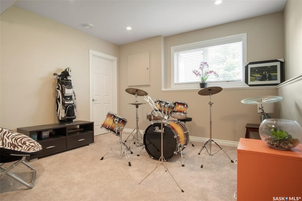 Stonebridge小区3房4卫边户联排出售。近1500尺超大面积，步行至周围小学，公园，购物。大厅12尺挑高，全屋大部分合成板地板，厨房枫木橱柜大理石台面，超大主卧带步入式衣柜和独立洗手间，半地下室完全装修好一房间/活动厅，大窗户外加洗手间。室外带一个大露台，连房子车库。位置 - 22