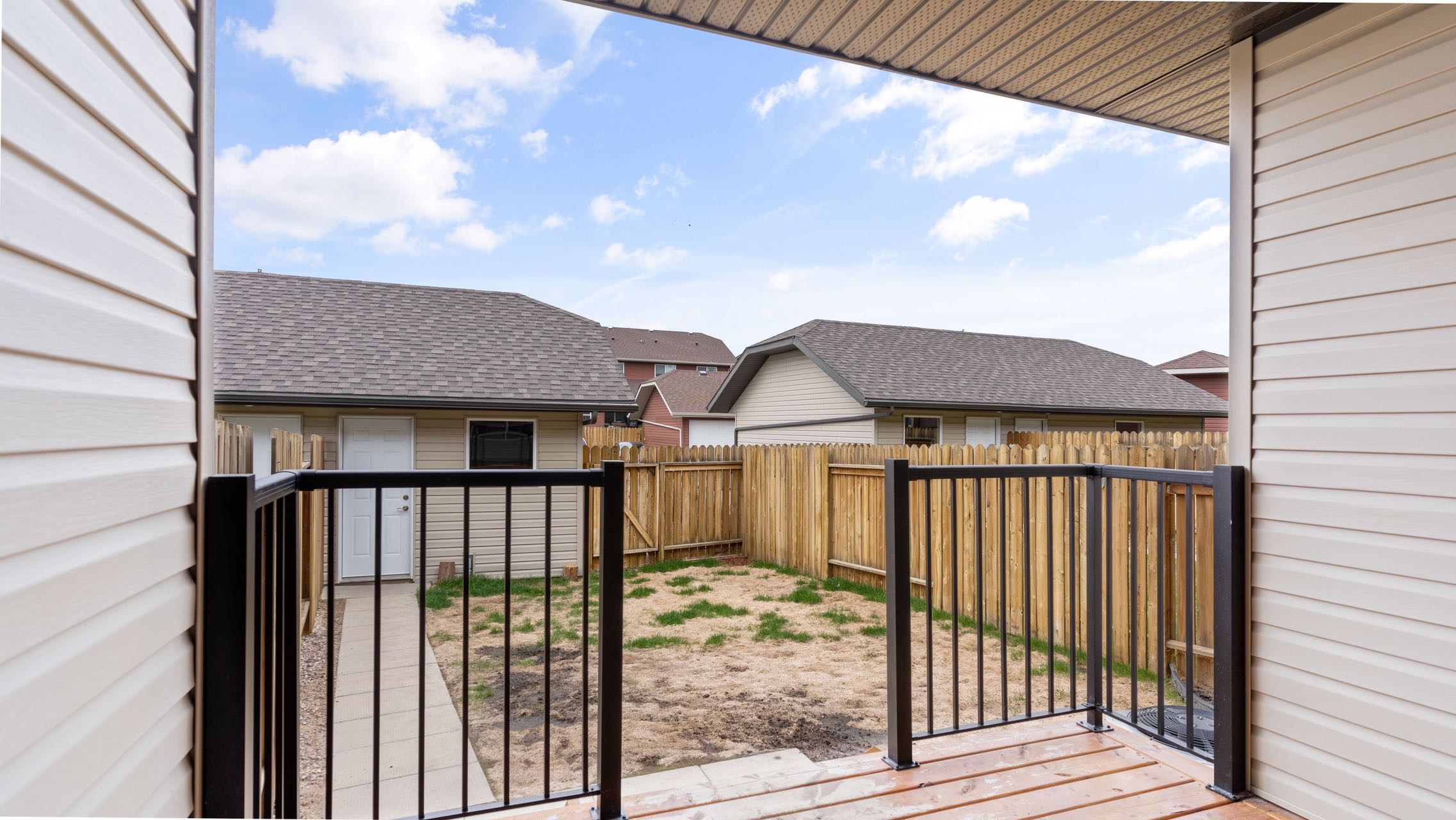 Willowgrove小区2012年建1315尺2房3卫联排别墅出售。房屋年代新，步行百米至两所小学和公园，近百年高中，近购物中心。一楼朝阳自然光充足，客厅宽敞明亮。9英尺挑高，高级复合板地板，全花岗岩台面，枫木橱柜，不锈钢厨房设备。二楼2个超大卧室均带独立洗手间和步入式衣柜。地 - 33