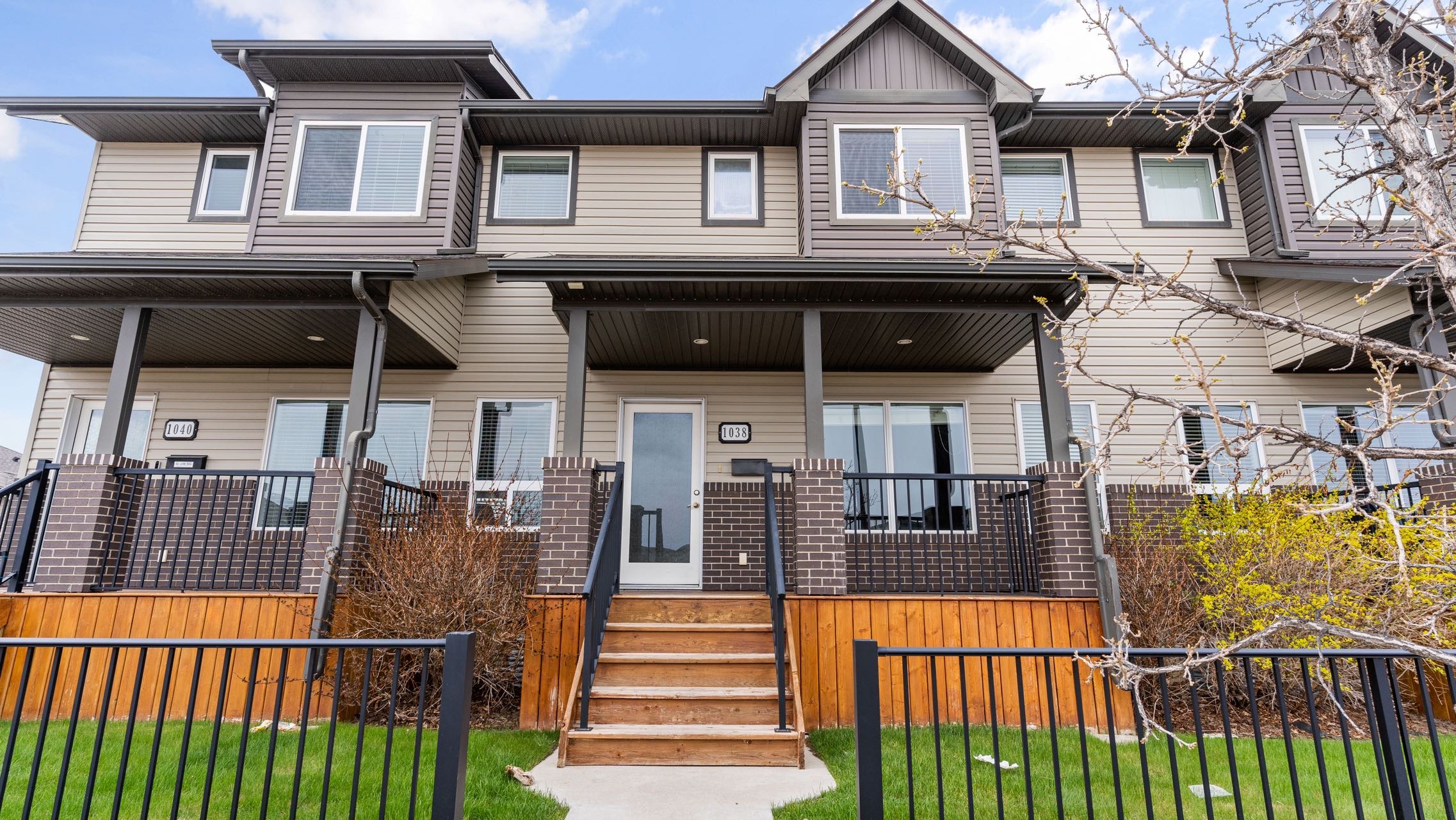 Willowgrove小区2012年建1315尺2房3卫联排别墅出售。房屋年代新，步行百米至两所小学和公园，近百年高中，近购物中心。一楼朝阳自然光充足，客厅宽敞明亮。9英尺挑高，高级复合板地板，全花岗岩台面，枫木橱柜，不锈钢厨房设备。二楼2个超大卧室均带独立洗手间和步入式衣柜。地 - 6