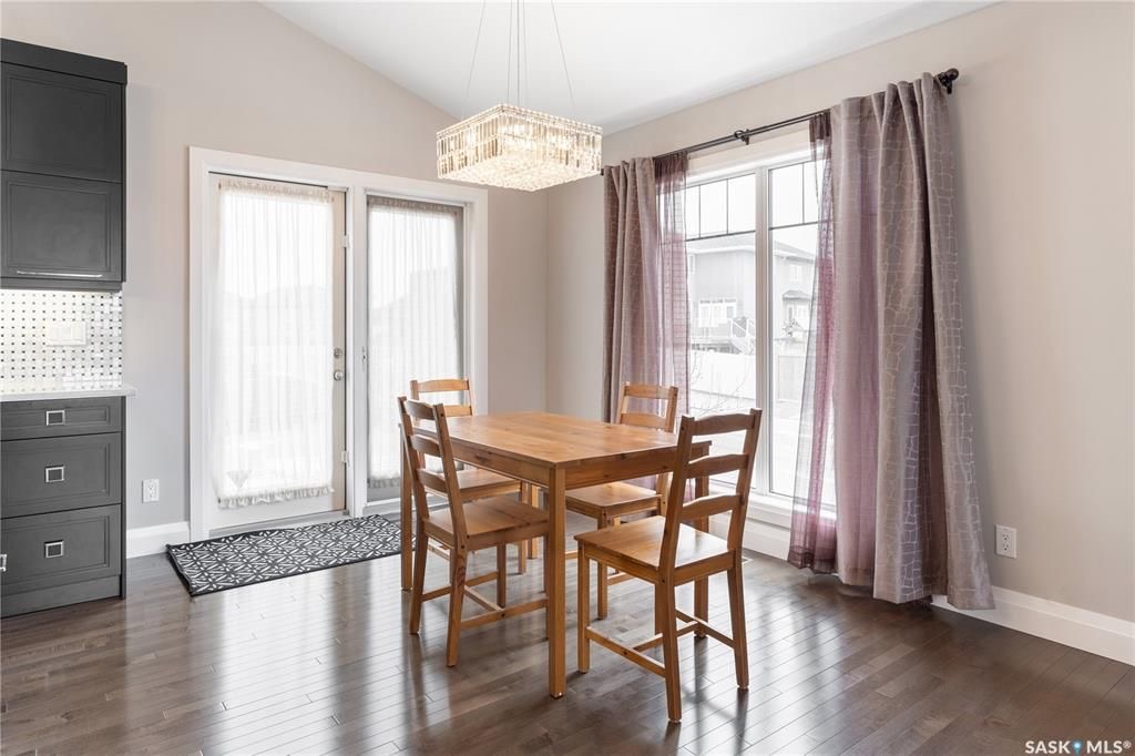 Willowgrove小区Royalty建商2010年建1284尺错层4室3卫独立屋出售。步行近公园，学校，购物。高档装修配置：挑高层高，实木地板，厨房大理石台面升级橱柜搭配背景墙砖，不锈钢家电。超大主卧带步入式衣柜，豪华洗手间全墙贴砖，带按摩浴缸。半地下室大窗户专业装修有1房1 - 9