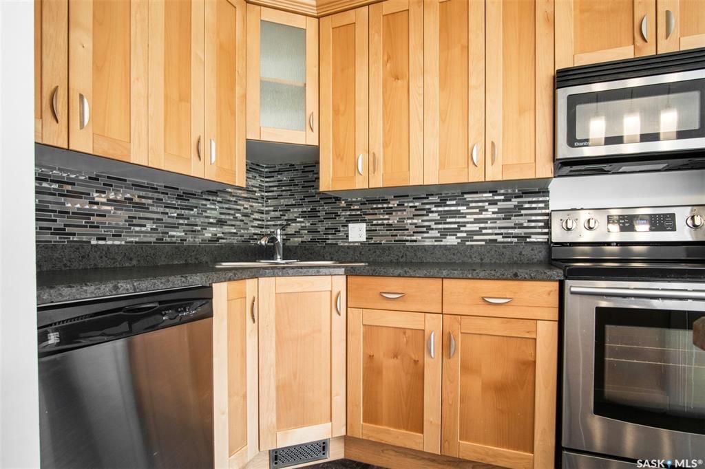 Wildwood小区错层结构3房2卫独立屋出售。位置优越，步行至Central Mall ，8街购物，学校，公园。全新刷漆，更新枫木厨房，更新窗户，屋顶瓦片，洗手间翻新。私密成熟大后院，连房子单车库外加双车道停车。房屋格局采光好。挂牌价格：$379000。详情请联系地产经纪Gar - 13