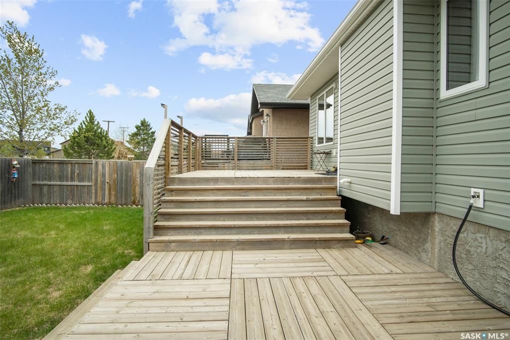 Willowgrove小区5房3卫错层独立屋出售，背靠农地美景，私密无遮挡视野。开放式设计，挑高尖顶，实木地板，枫木厨房带不锈钢家电和角柜，主卧带步入衣柜独立洗手间，半地下室多大窗户9尺层高，2房1超大活动厅外加豪华独立洗手间。双车库带保温，大后院大露台。房屋采光好，保养佳。挂牌 - 27