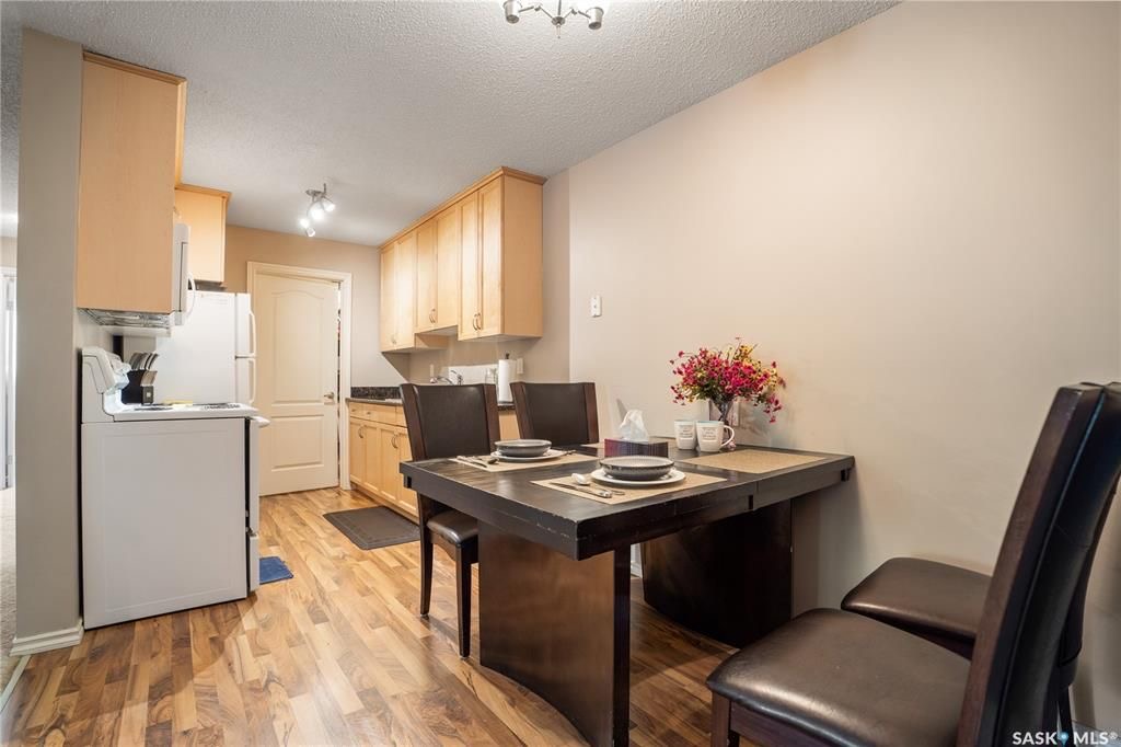 Wildwood小区核心路段3房2卫边户公寓出售，步行至8街购物，小学，公园，游泳馆，室内网球，图书馆。带大露台及储物间，双车位，枫木厨房大理石台面，明亮客厅带电子壁炉，主卧带独立洗手间。独立洗衣机烘干机（2022新换）。社区有健身房，壁球，桌球设施。可自住或投资。挂牌价格：$1 - 10