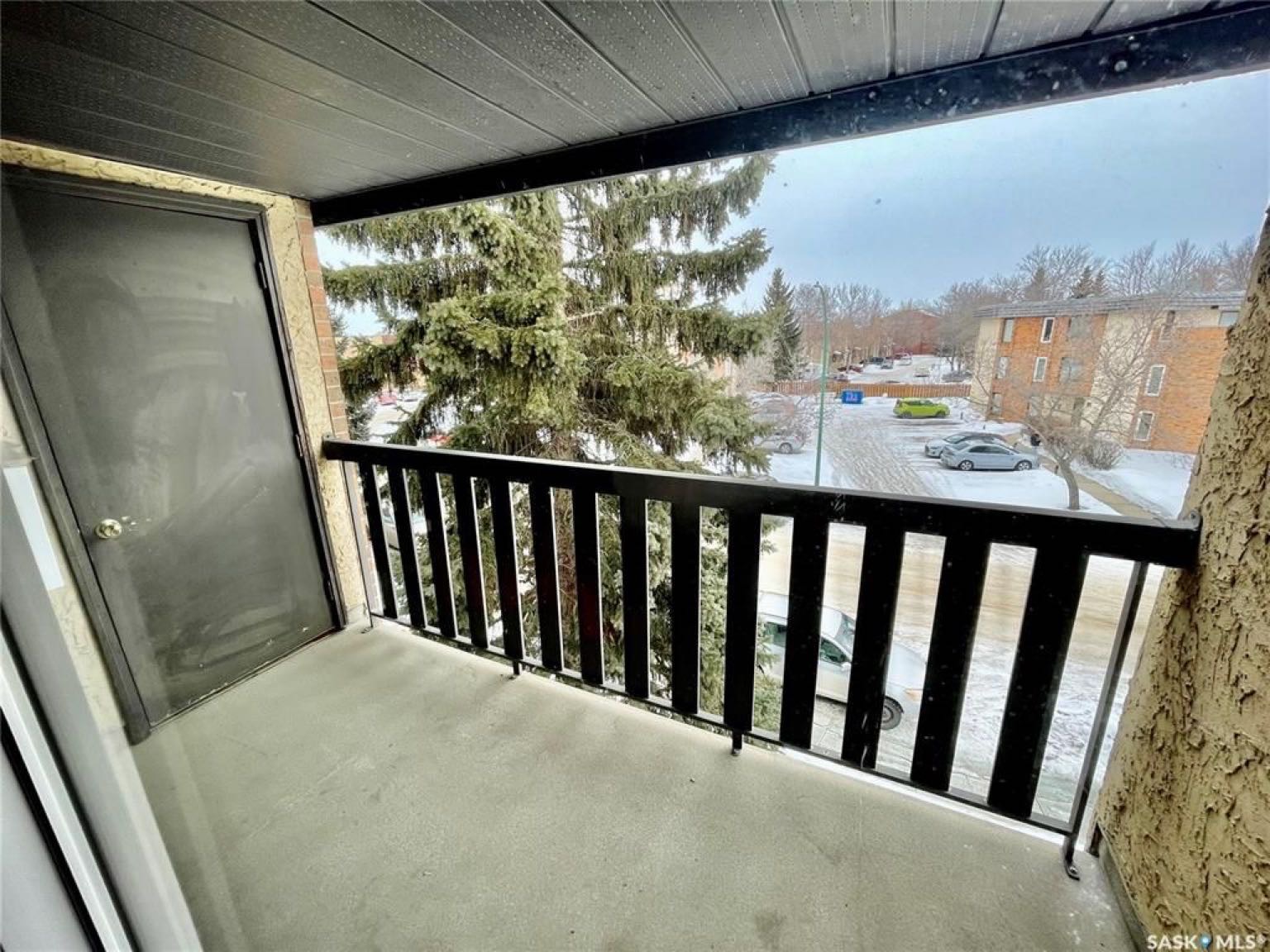 Wildwood小区828尺2室1卫公寓出售。位于近大学，近8街，近公园，商圈，且公交线路发达，交通便利。两间大尺寸卧室，各带大衣橱。3楼顶层边户安静，含阳台，一个地上车位，独立洗衣烘干机。挂牌价格：$125000。有意请联系地产经纪Gary Gai 盖王睿 3063413677 - 9