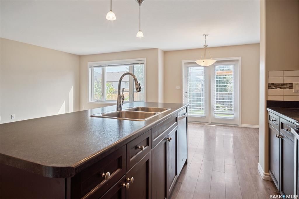 Stonebridge小区2014年3房3卫双层独立屋出售。位置处于小区核心极为便利，步行距离有两所小学，近超市，近公园。一楼客厅宽敞明亮，厨房大尺寸中岛，以及非常充足的储物空间。二楼三个大尺寸房间，两个洗手间。主卧内有洗手间以及大衣橱。地下室未装修，连房双车库，已做好保温层。后 - 5