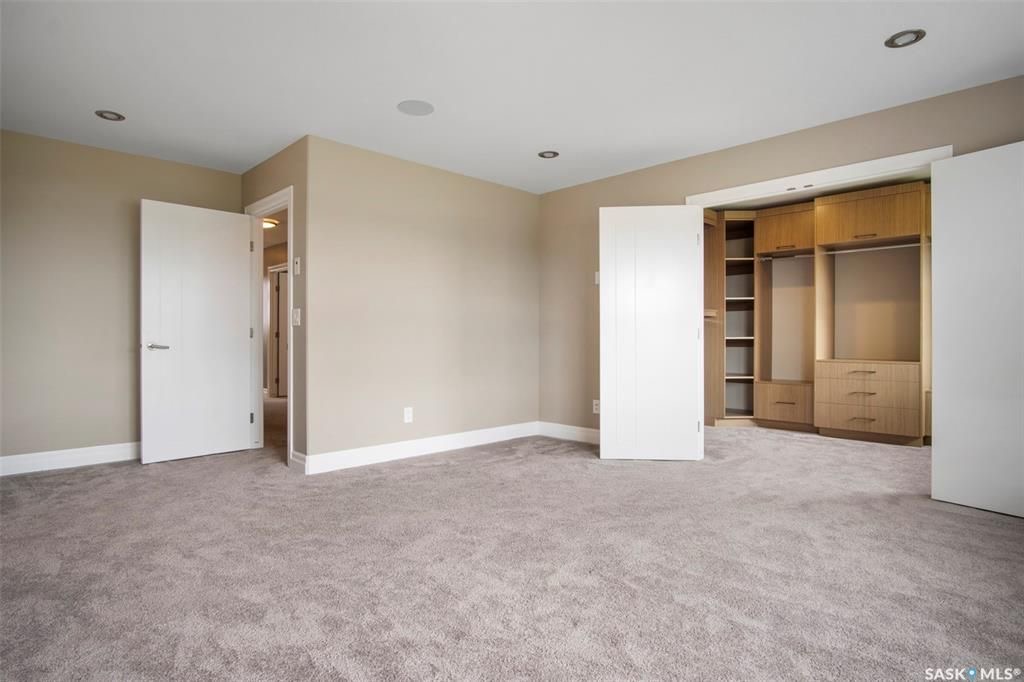 Rosewood小区2419尺现代风格2层独立屋出售。本地人业主，背靠公园绿地。3房3卫+1书房。顶级豪华装修：双向壁炉，软木地板，核桃木橱柜，大理石台面，全屋自动控制系统，主卧带5片豪华洗手间，二楼外加655尺超大阳台。位于小区最佳街区之一。挂牌价格：$829900。 有意请联 - 25