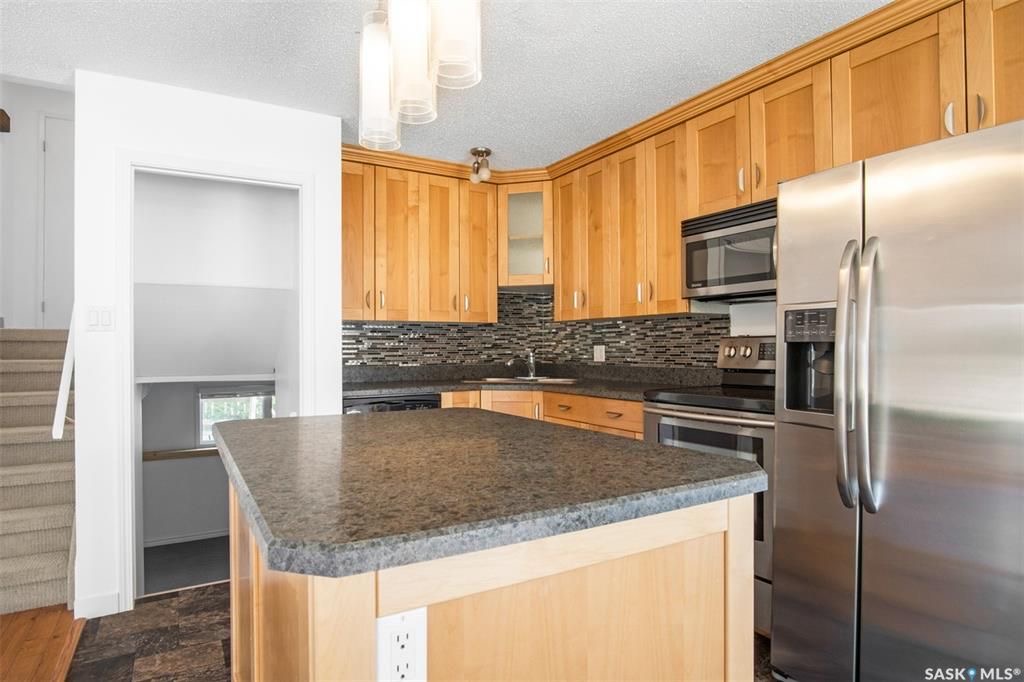 Wildwood小区错层结构3房2卫独立屋出售。位置优越，步行至Central Mall ，8街购物，学校，公园。全新刷漆，更新枫木厨房，更新窗户，屋顶瓦片，洗手间翻新。私密成熟大后院，连房子单车库外加双车道停车。房屋格局采光好。挂牌价格：$379000。详情请联系地产经纪Gar - 12