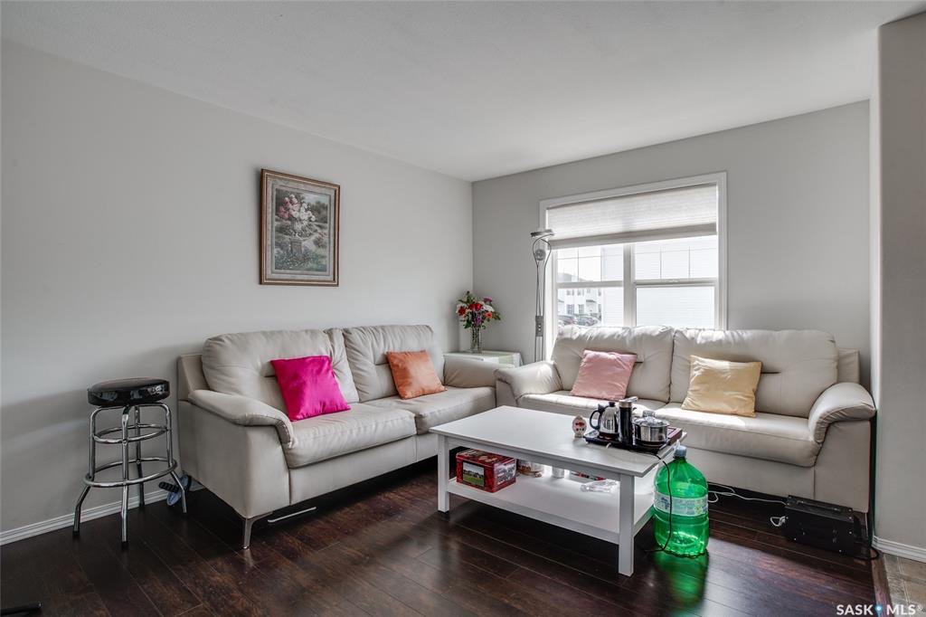 Lakewood 小区3房联排出售。安静边户，带独立露台，带2停车位，地下室完全装好。保养好。2003年建，1116 尺。升级更新家电，合成木地板。近附近购物和公园。校车直达2所小学。挂牌价格：$229900。详情请联系 Royal LePage地产经纪Gary Gai 盖王睿 - 6