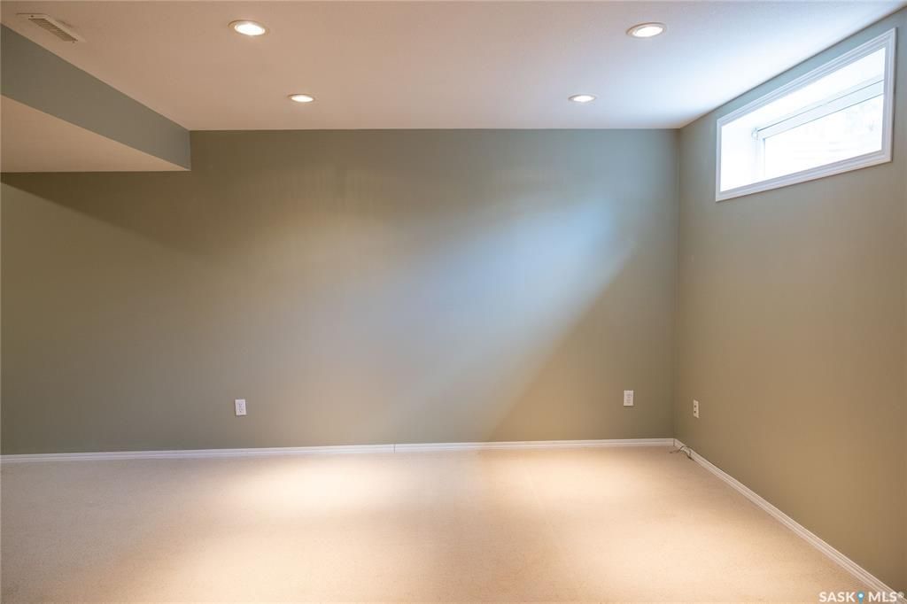 Arbor Creek小区 1364尺双车库联排边户出售。背靠绿地公园。位置安静便利。附近有小学，高中。多窗户大客厅，二楼2个大卧室外加一个大多功能厅。地下室装修有1活动厅带窗户外加完整洗手间。新换瓦片，刷漆，车库门 ，地板，部分家电。挂牌价格 $329900。详情联系Royal - 25