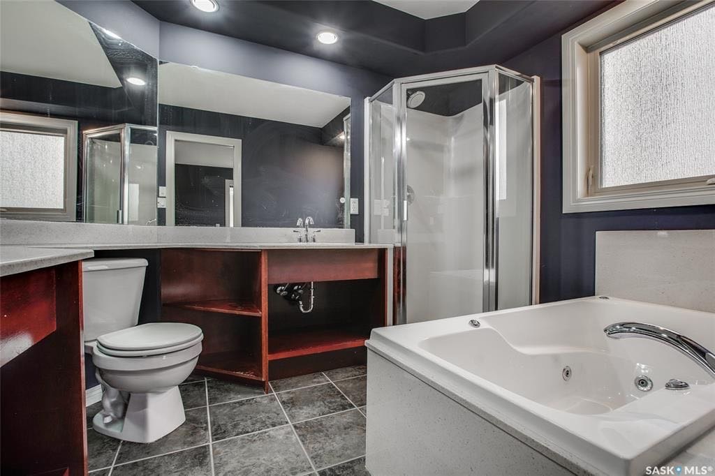 Willowgrove小区安静路段2004年建 4房4卫 1560尺两层独立屋出售。带私密独立后院，连体双车库。近两所小学。主卧带独立洗手间独立冲浪浴缸。地下室装修有一个多功能厅一房间一个洗手间。锅炉近期更新。 	 挂牌价格 $475000。详情联系地产经纪Gary Gai  - 9