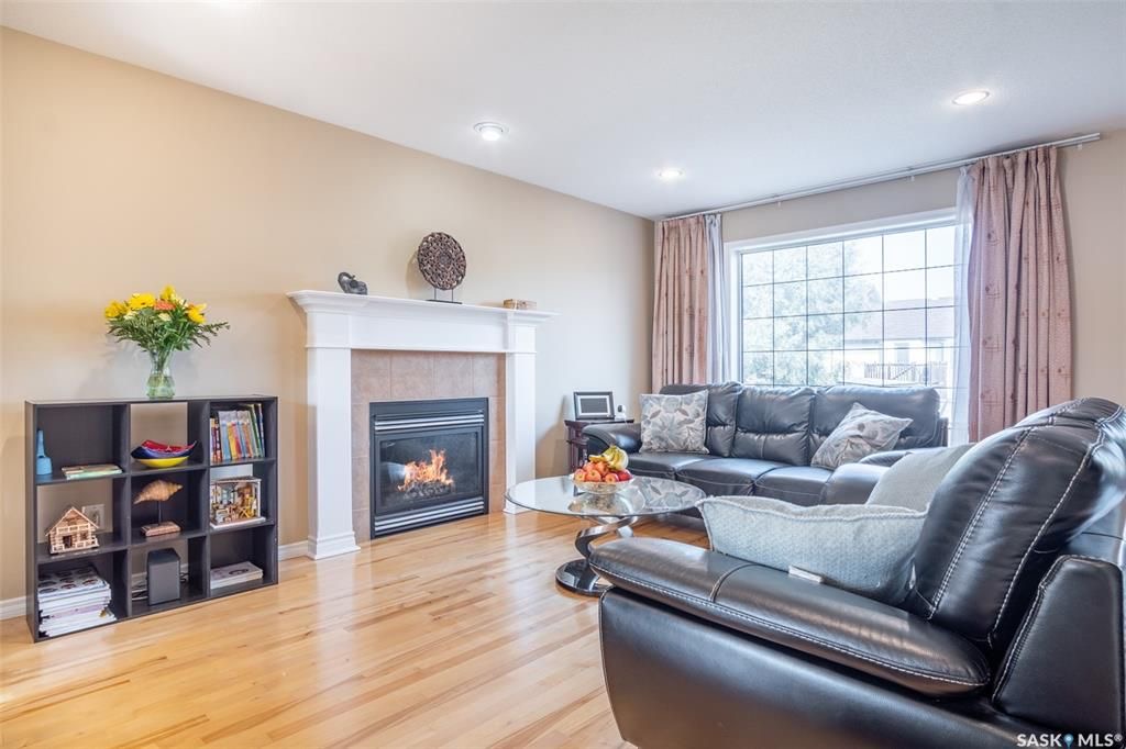 Willowgrove小区1825尺2005年建4房4卫独立屋出售，安静成熟区，绿树成荫，位置便利近两所willowgrove小学，高中，购物公园。新换瓦片；实木地板+枫木橱柜保养如新，大理石岛台。二楼有3个大房间2卫。室内阳光充足明亮，地下室装修有1大卧房1大多功能厅厅1卫。 - 6