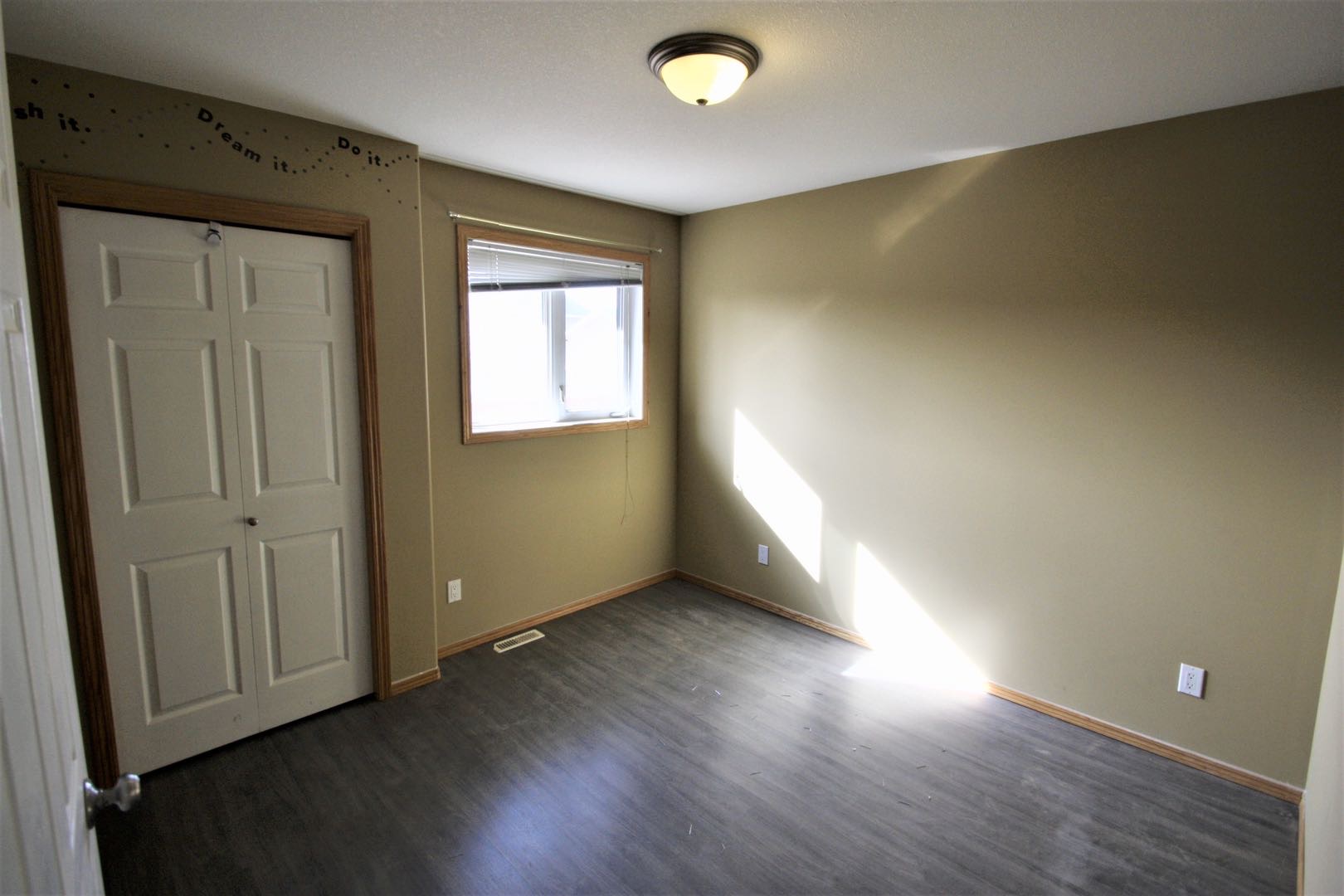 Silverspring 小区2002年1350尺错层独立屋整体出租，4房3卫（其中3房地面上，1房半地下）连房子双车库，不带家具，一年以上租约，$1750/月+水电气自付。 - 5