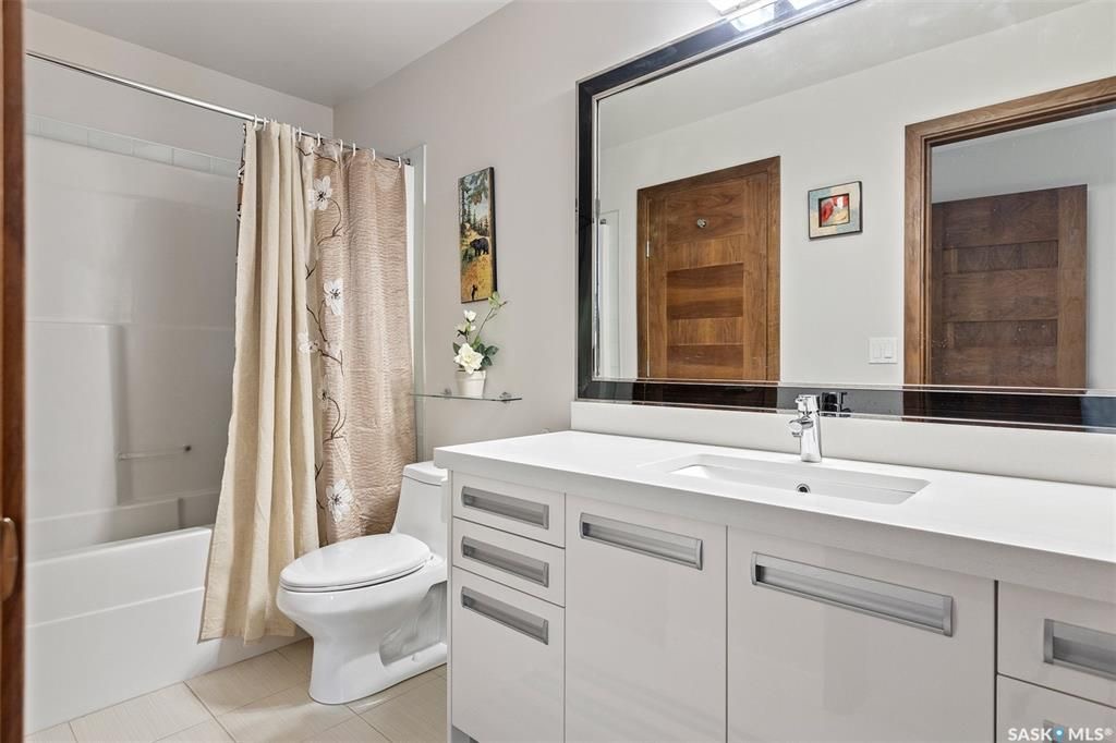 Willowgrove小区2014年建3房3卫联排别墅出售。本地人业主，地理位置安静私密，房屋年代新，整体保养好。交通便利，可步行至两所小学和公园，近百年高中，近购物中心。一楼多窗户朝南自然光充足，客厅宽敞明亮。实木地板，理石台面，纽约现代风橱柜，不锈钢家电。二楼3大卧室，主卧超 - 15