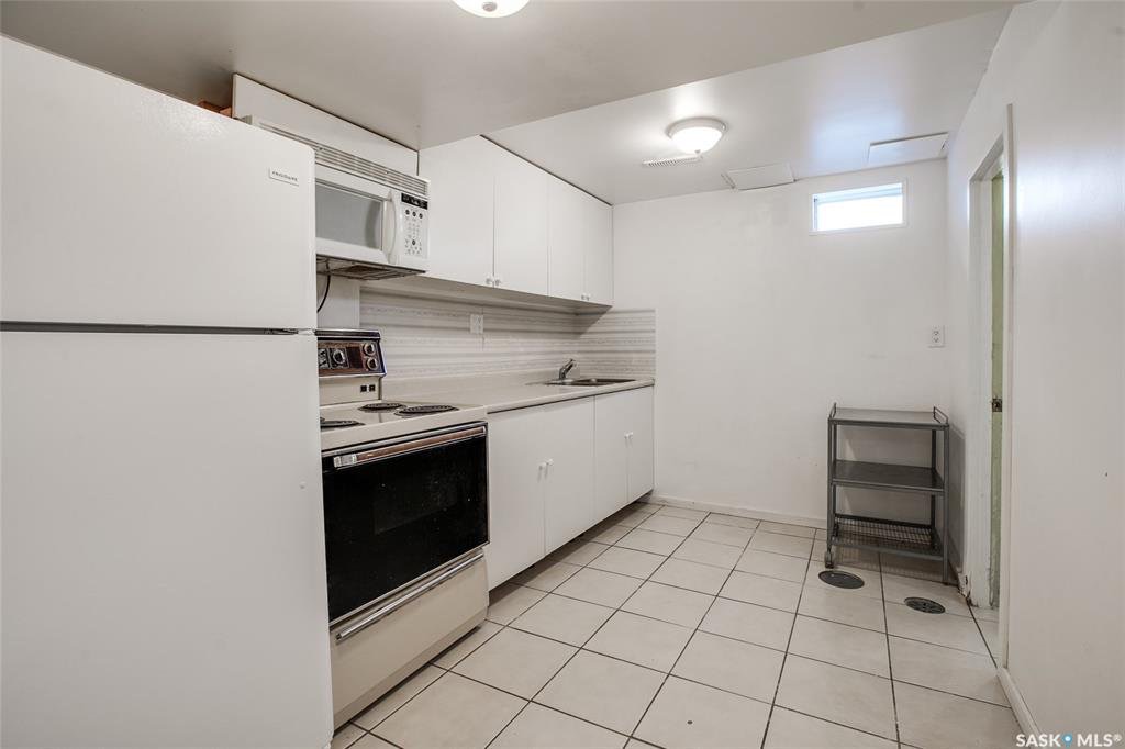 Brevoort Park 1034 尺平层独立屋出售。步行至两所小学（St Matthew School & Brevoort Park School)，两所中学(Holy Cross  High School & Walter Murray Collegiate) ，8街购物 - 8