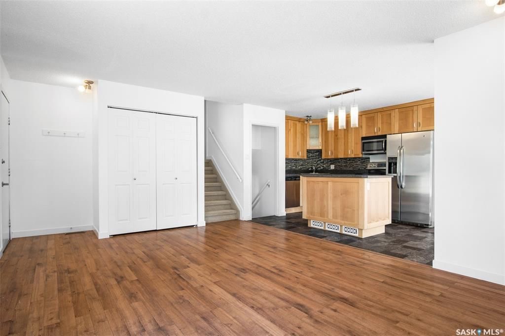 Wildwood小区错层结构3房2卫独立屋出售。位置优越，步行至Central Mall ，8街购物，学校，公园。全新刷漆，更新枫木厨房，更新窗户，屋顶瓦片，洗手间翻新。私密成熟大后院，连房子单车库外加双车道停车。房屋格局采光好。挂牌价格：$379000。详情请联系地产经纪Gar - 9