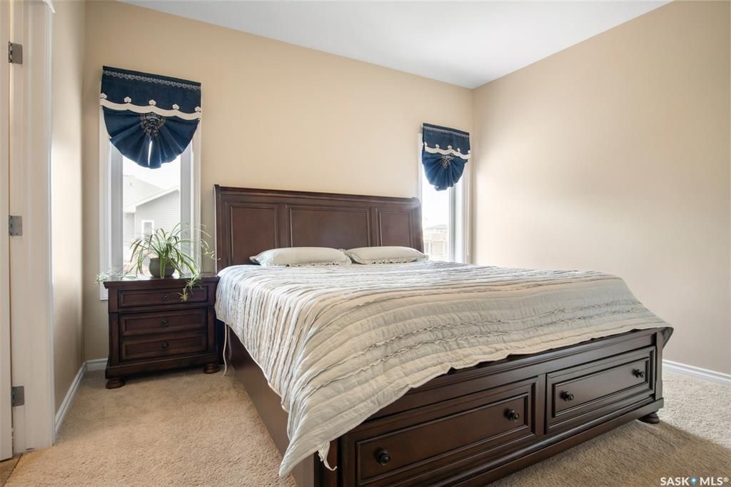 Stonebridge小区4房3卫错层独立屋出售。步行百米两所小学，购物，公园等一切设施。North Ridge建商，9尺层高，实木地板，升级封闭厨房（额外加多橱柜及台面，不锈钢家电）。多窗户采光好。主卧带独立洗手间和步入式衣柜。地下室9尺层高，超大窗户，明亮如地面，合成板地板， - 18