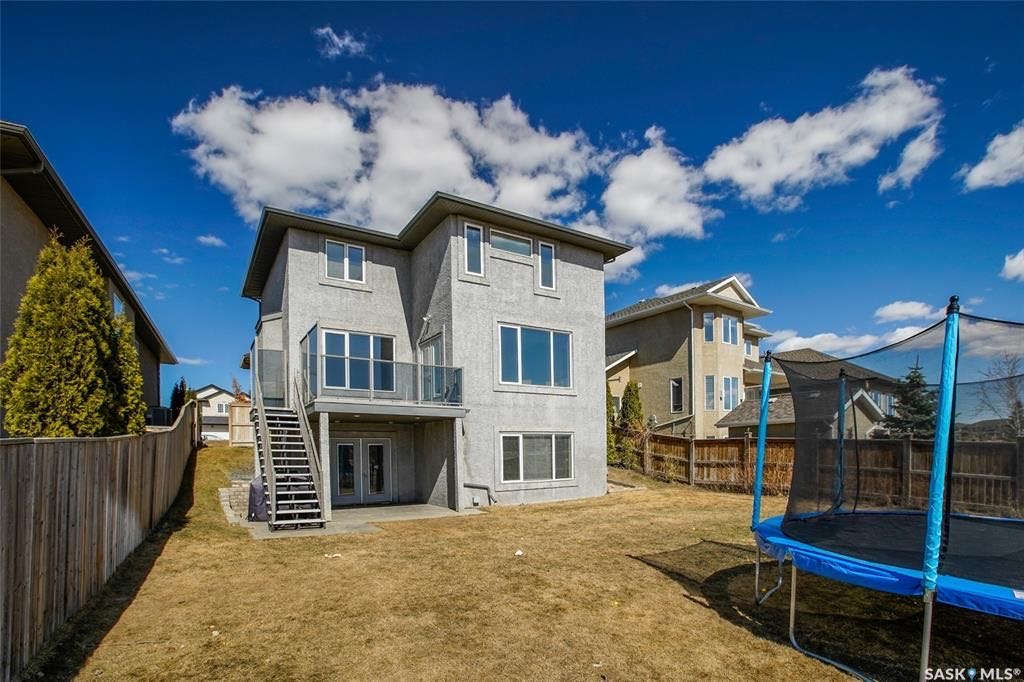 Willowgrove小区2263尺地下室步出式独立屋出售：近7000尺地块背靠小学超大绿地，无遮挡视野，步出式地下室，朝南采光极佳，步行百米至小学，超市，购物，高中等设施。高档装修：全地热系统覆盖地下室，一楼，车库。室外车道也可插电融化冰雪。高层高，实木地板，胡桃木橱柜 - 3