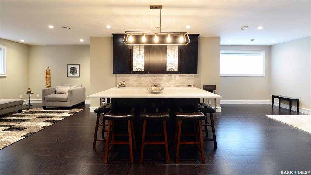 Evergreen小区步行800米至小学，2015年Royalty Construction 建商顶级装修，1915尺Modified Bi Level错层独立屋出售。外墙外立面，灯饰，瓷砖实木地板全面顶级升级配置。4房3卫外加一个大书房，11.5尺高顶，定制橱柜一体厨房奢华家电 - 8