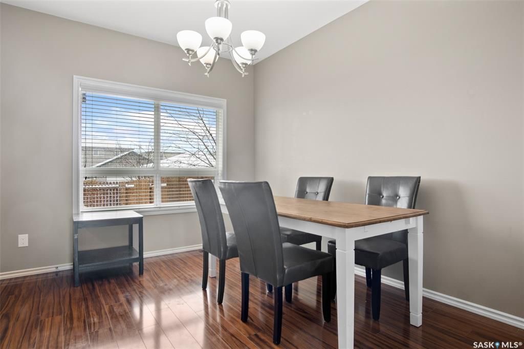 Willowgrove小区2011年建1310尺3房3卫联排别墅出售。房屋年代新，高档社区，整体保养得当。交通便利，可步行至两所小学和公园，近百年高中，近购物中心。一楼朝阳自然光充足，客厅宽敞明亮。一层9英尺挑高，高级复合板地板，全花岗岩台面，枫木橱柜，厨房设备齐全。二楼3大卧室 - 6