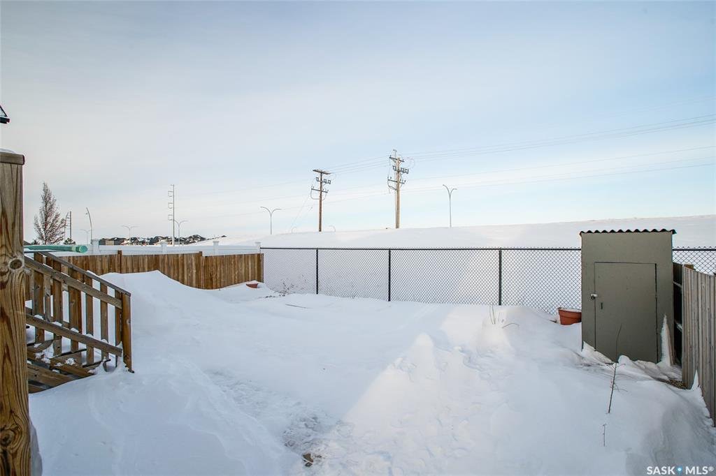 Evergreen小区4房4卫独立屋出售。可步行至两所Evergreen小学。 背靠私密绿化隔离带，采光极好，无遮挡视野好，一手房主，保养如新，不锈钢家电，大窗户，开放式大厨房带充足储物空间。二楼3个大房间，主卧带独立洗手间明卫。地下室专业装修有1房1多功能厅1卫。 - 8