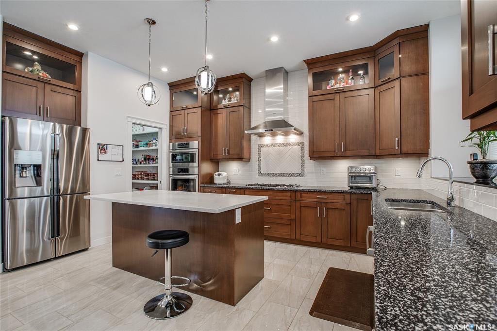 背靠Rosewood小学公园！ 超大尺寸2293尺错层独立屋出售。私密朝西南后院眺望rosewood小学，3房3卫，高品质高档装修（实木 瓷砖地板，加高层高，多窗户，大理石台面，定制橱柜嵌入家电，超大洗手间冲浪三角浴缸。挂牌价格 $709000。详情联系Gary Gai - 8