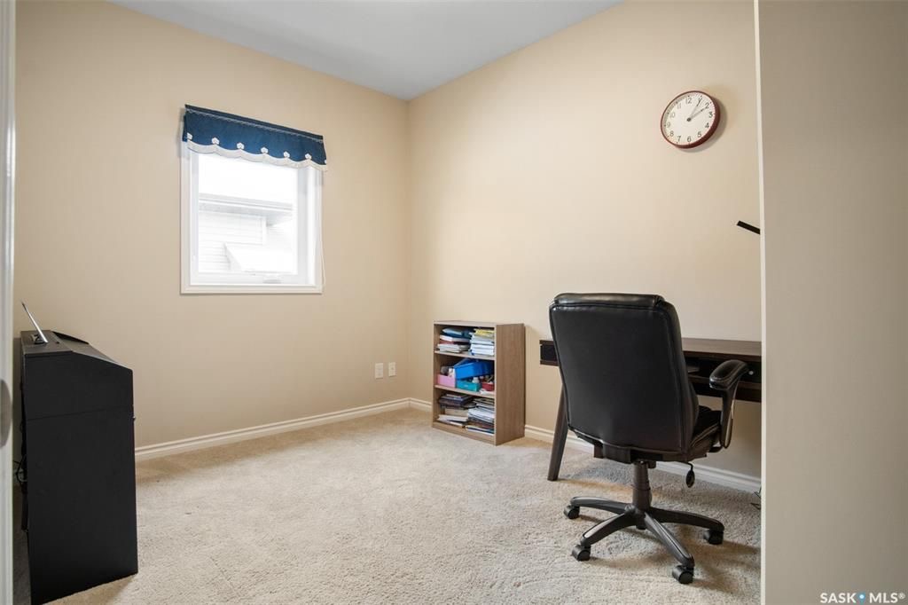 Stonebridge小区4房3卫错层独立屋出售。步行百米两所小学，购物，公园等一切设施。North Ridge建商，9尺层高，实木地板，升级封闭厨房（额外加多橱柜及台面，不锈钢家电）。多窗户采光好。主卧带独立洗手间和步入式衣柜。地下室9尺层高，超大窗户，明亮如地面，合成板地板， - 17