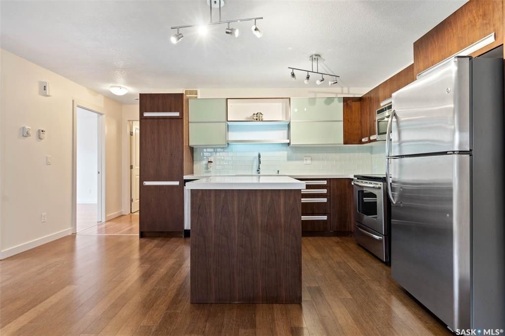 Willowgrove 小区两房一卫带未装修地下室边户联排出售。高档装修，多窗户好采光，开放式设计，竹木地板，厨房大理石台面，现代带阻尼橱柜，不锈钢家电。洗手间瓷砖地板带浴缸。卧室合成板地板。全新刷漆。外带一个室外停车位。小区内有健身房，游泳池等公共设施。位置方便近公园，学校，购 - 15