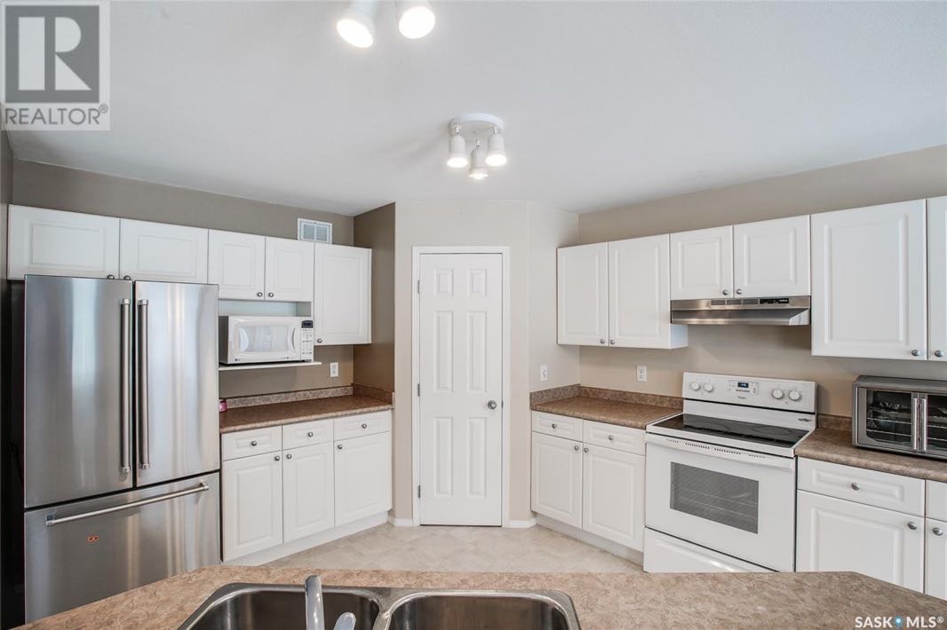 Arbor Ceek小区2001年建 1677尺 3房4卫独立屋出售，近公园，附近购物，高中。一楼开放式厨房餐厅客厅；二楼3房两卫，主卧带洗手间，地下室装修有一大厅一卫；双车库，设备：新风系统。 新换瓦片。挂牌价格：$449900。详情联系地产经纪Gary Gai - 7