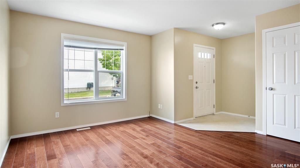 Lakewood小区2003年建3室2卫联排，背靠公园和湖景优美 ，私密大露台，实木地板，有空调。可以步行至附近商业购物方便，近小学。全新刷漆，保养状况好，带两个停车位。地下室未装修。开价$229000。 有意请联系地产经纪Gary Gai 3063413677 微信：gar - 6