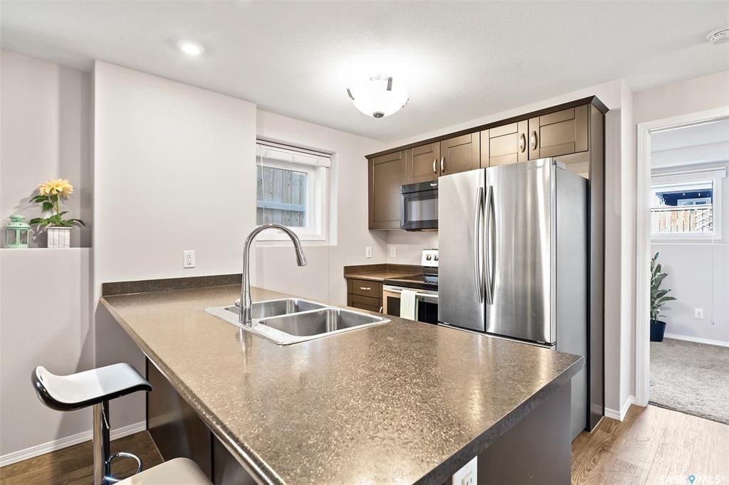 位于Stonebridge 小区紧靠公园绿地，近小学，购物设施，2015年建1249尺Bi Level错层独立屋5房3卫含2室一厅合法出租地下室，出售。 保养如新，大窗户采光好，高档装修，地下室有额外活动空间用于房主使用，外加地下室两房合法出租套间（独立出入，独立电表，独立厨房洗 - 27