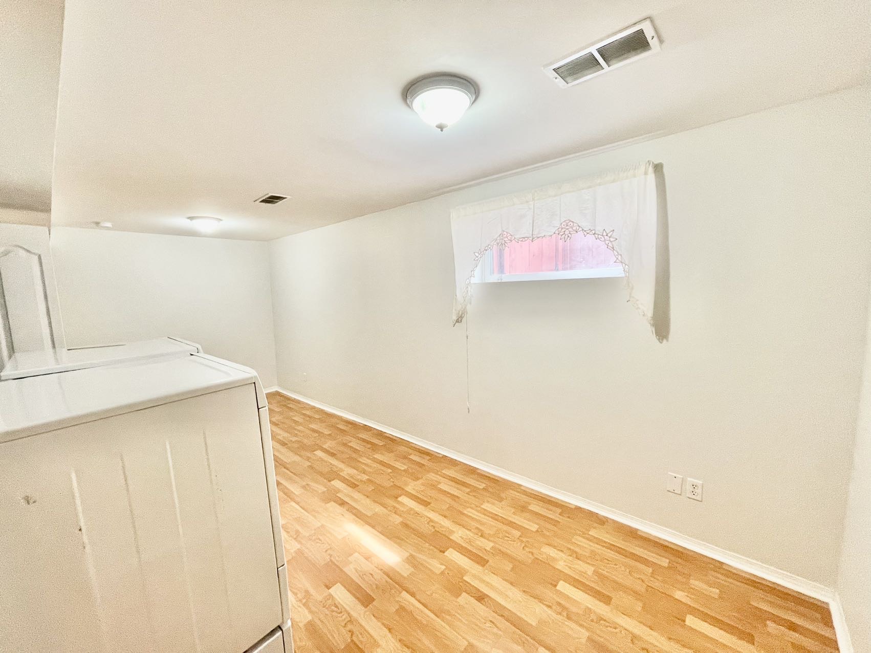 Willowgrove小区4房3卫两层独立屋出售1152尺，2007年建，本地业主，双车库带独立院子和大露台。合成板地板，枫木橱柜，带岛台和角柜，宽敞明亮客厅。2楼3房一洗手间，主卧带步入衣柜和水池梳妆台，地下室完整装修有一房一厅一卫。位置便利步行至小学，公园，超市购物。自住投资 - 15