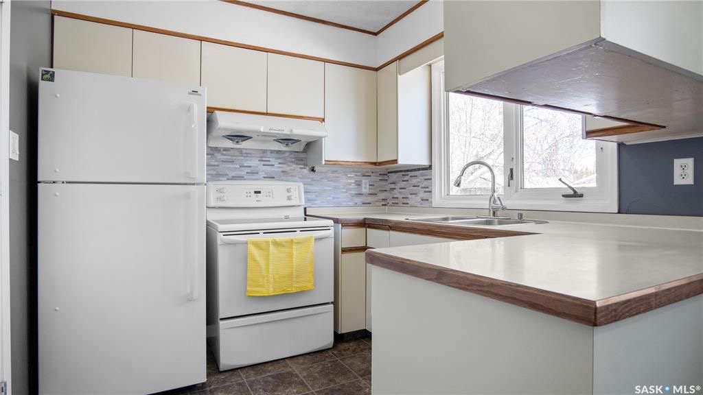 Eastview小区步行至小学及Market Mall 购物中心。5 房3卫 双厨房独立屋出售。保养极佳，更新有pvc节能窗户，瓦片，合成木地板，高效锅炉热水器，升级后院园林。主层3房一厅一卫。地下室独立出入口，独立厨房，两房一厅两卫。另有双车库。三车道。挂牌价格：$409900 - 7