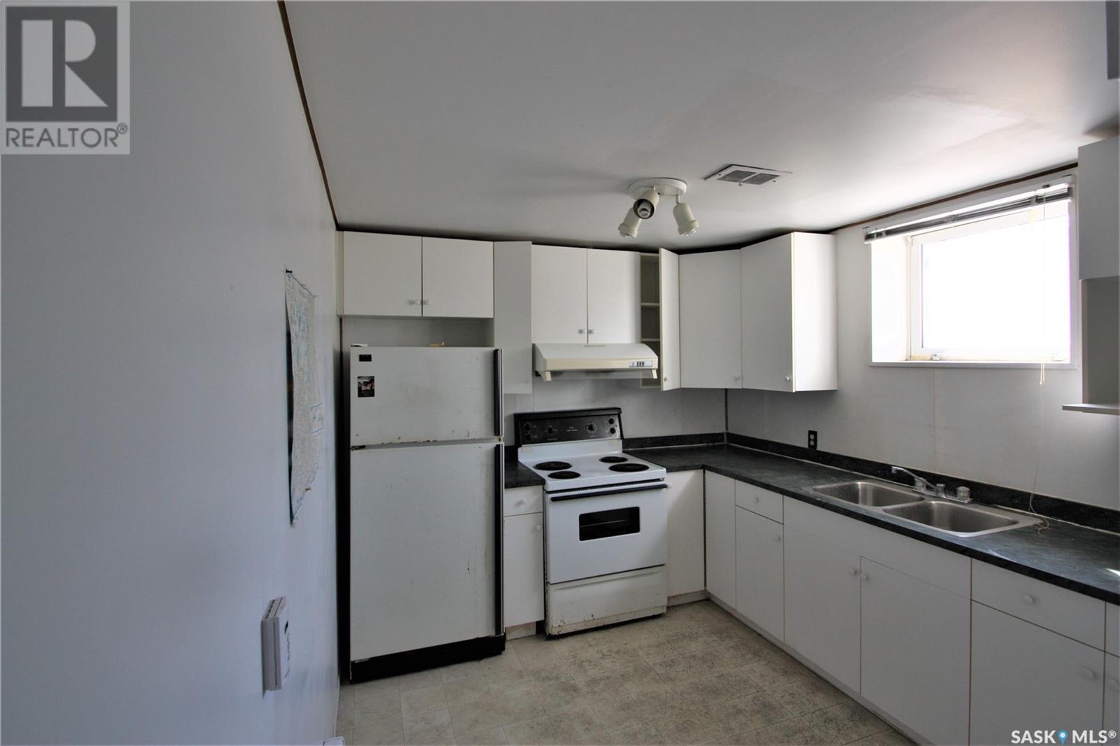 Saskatoon市内核心路段8街独一无二M1规划物业出售，50*120地块，商住两用，4房3卫。地下室带2室一厅一厨一卫出租套间。带1单车库。核心路段保值，多样潜力。适合用于投资或者办公室自用。挂牌价格：$719000.00。详情请联系地产经纪Gary Gai 盖王睿 - 8