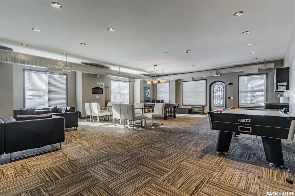 Willowgrove 小区两房一卫带未装修地下室边户联排出售。高档装修，多窗户好采光，开放式设计，竹木地板，厨房大理石台面，现代带阻尼橱柜，不锈钢家电。洗手间瓷砖地板带浴缸。卧室合成板地板。全新刷漆。外带一个室外停车位。小区内有健身房，游泳池等公共设施。位置方便近公园，学校，购 - 23