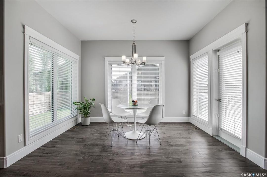 Rosewood小区核心安静路段近湖近小学1966尺两层独立屋出售 3房3卫，2013年建，三车库，高档装修，私密大后院。房屋保养佳：一二楼全实木地板，厨房卫浴大理石台面组合。地下室未装修。开价：$639000。有意请联系地产经纪Gary Gai 3063413677 - 7