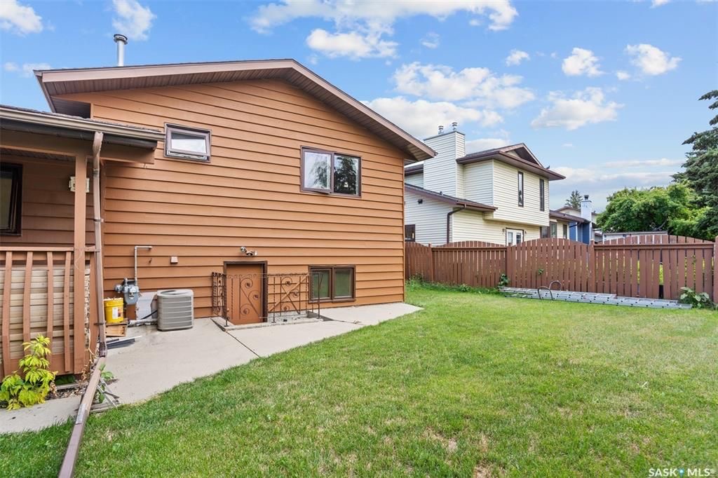 Lakeview小区步行至两所小学公园核心安静地段独立屋出售。4错层好采光，橡木橱柜，主卧带独立洗手间，第三层有超大家庭厅带经典吧台和独立出入门，洗手间有按摩浴缸。第四层装修有一个活动厅可作为第四个房间使用。大占地大院子，露台带顶棚。另有地下喷淋和全新换瓦片，部分更新新pvc窗户 - 21