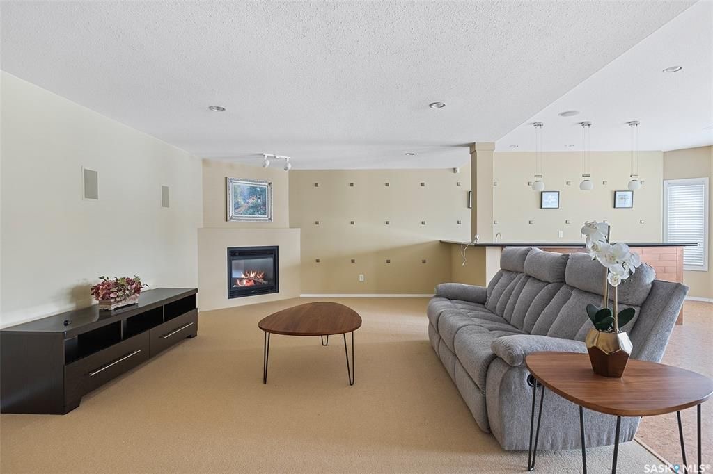 Arbor Creek小区绝佳位置超大地块背靠公园，近小学4房+1书房+3卫地下室步出式平层出售。高档装修，开放式设计，10尺层高，南向环绕大窗户，独特风景好采光，书房带嵌入式书柜，主卧带5片明卫洗手间。步出式地下室9尺层高，环绕音响，带高档水吧台，另外2个大卧室。后院扇形地块， - 9