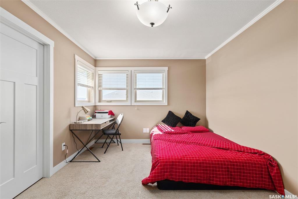 Willowgrove小区4室4卫联排出售，步行到小学高中商圈，安静边户多额外窗户，加大独立院子，连房子车库外加双车位。高档装修高顶理石台面，二楼两个超大卧室各带独立洗手间。地下室装修有2室一厅一卫。有意联系地产经纪盖王睿Gary Gai 3063413677微信gary3677 - 4