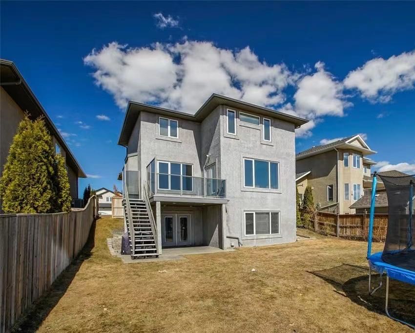 Willowgrove小区2263尺地下室步出式独立屋出售；近7000尺地块背靠小学超大绿地，无遮挡视野，步出式地下室，朝南采光极佳步行百米至小学购物高中等设施。高档装修全地热系统。楼层高，实木地板，胡桃木橱柜，大理石台面，三角按摩浴缸，吸顶音响，加大车库，保养好，格局佳，二楼另 - 4