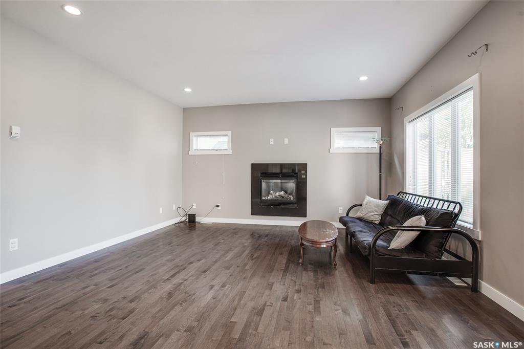 稀缺步行至8街成熟安静Holliston小区，推倒重建2013 年2083尺独立屋出售。4房3卫加1书房，成熟大地块，高档装修，开放式设计，大厨房，大理石台面，天然气壁炉，实木地板，多pvc窗户，免维护露台，连房子双车库，地下室保温层做好。挂牌价格 $569900。详情联系Roy - 5