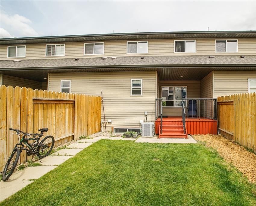 Willowgrove小区4房4卫联排出售。带独立私密小院，主卧带完整洗手间。步行百米小学，近高中，购物。房屋保养佳采光好，高档装修：大理石台面，不锈钢家电，大尺寸房间，一车库一车位，地下室专业装修。挂牌价格：$324900。详情请联系地产经纪Gary Gai 盖王睿 30 - 9